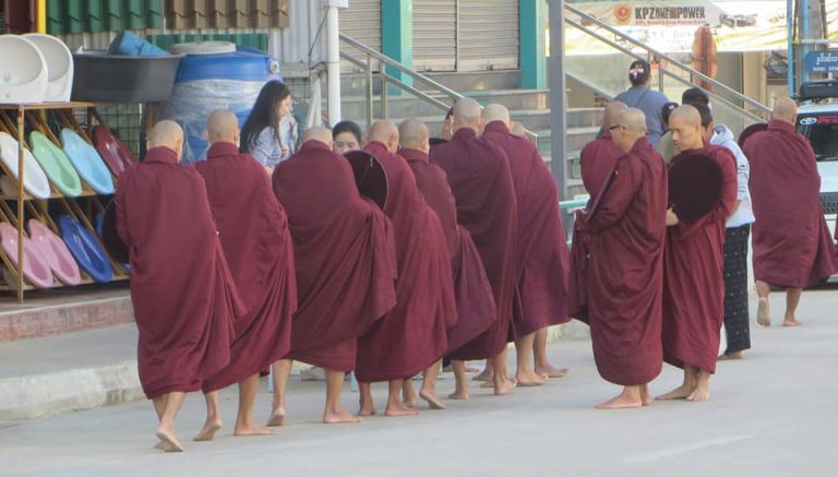 Bài số 62. Mae Sai , thành phố ” Bên cầu biên giới “